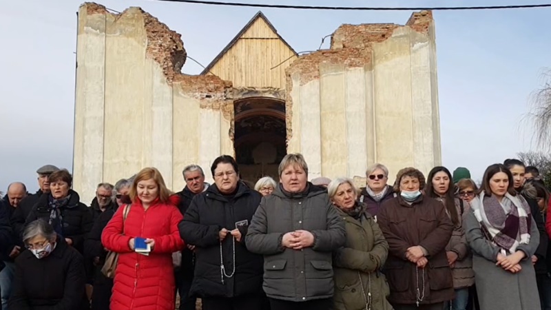 Molitva krunice ispred razrušene crkve u Žažini