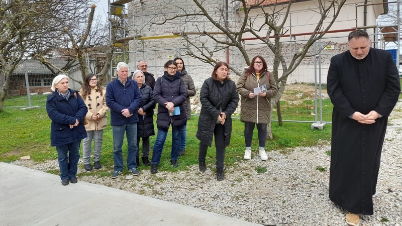 U Komarevu nastavljena molitvena inicijativa za obnovu, ispred potresom oštećene crkve sv.Katarine U Komarevu nastavljena molitvena inicijativa za obnovu, ispred potresom oštećene crkve sv.Katarine